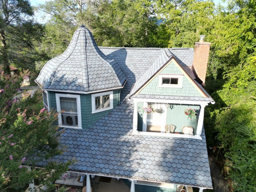 Victorian style home in Hendersonville, North Carolina, with a recent roof replacement courtesy of Quantum Roofing.